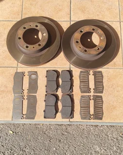 Front brake pads and discs for D4D Fortuner