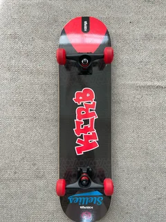 Kerb skateboard: Red and black