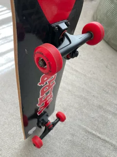 Kerb skateboard: Red and black
