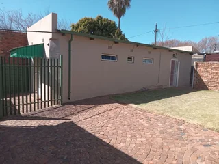 Studio Cottage to let, large and secure