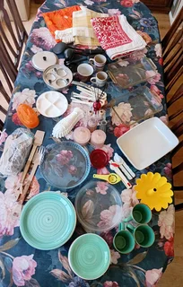 Household kitchen items: Pyrex dish, Coffee table clothes R350. Sunnydale Noordhoek