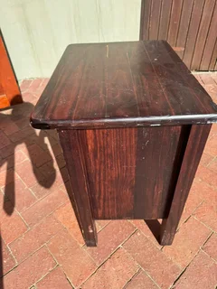 2x Brown Nightstands