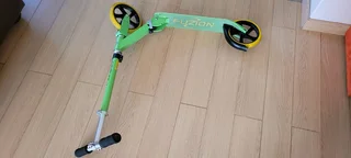 Fuzion Cityglide Adult Kick Scooter (Green)