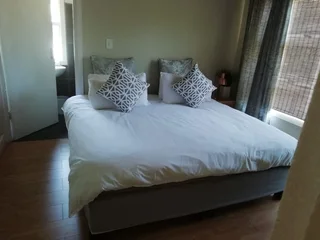 Townhouse Stunning 3 bedroom 2 bathroom. Secure parking.