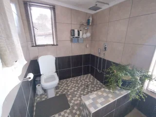 **CHARMING FIXER-UPPER WITH ENDLESS POTENTIAL: A FAMILY-FRIENDLY HOME!** KLIPRIVER