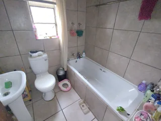 **CHARMING FIXER-UPPER WITH ENDLESS POTENTIAL: A FAMILY-FRIENDLY HOME!** KLIPRIVER