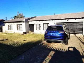 Stunning Modern Oasis In Tulisa Park, Johannesburg