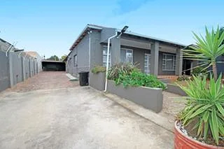 IDEAL FOR THE EXTENDED FAMILY OR MULTI TENANTED RENTAL IN THE HEART OF PRIMROSE....