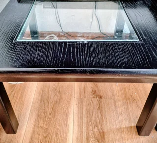 Wooden Black Coffee Table with Glass insert like brand new @ R450 (ONCO)