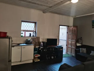 Central Port Elizabeth – Saville Bachelor – R195 000 not neg