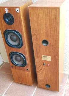 Monitor Acoustics MA-5000 floorstanding speakers on spikes for sale
