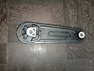 NISSAN NP200 K7MF BRAND GEARBOX MOUNTING I STOCK FOR SALE.