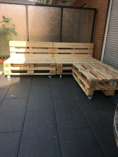 Transform Pallets into Stylish Chairs: DIY and Design Ideas