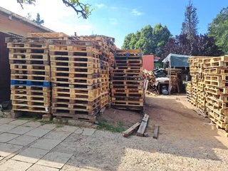 Clean used wooden pallets for sale!!