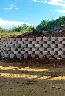 Retainer walls installation