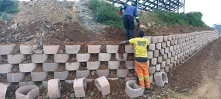 Retainer walls installation