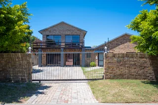 Stunning Summerstrand Student Accommodation - Single Rooms Available in  Female Student House