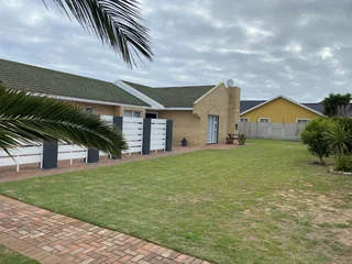 Summerstrand Female Student Accommodation - Single Room Available in 3 Bed Flatlet