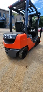 FORKLIFT FOR SALE TOYOTA 2.5 TON DIESEL 8SERIES