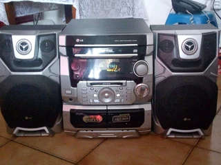 Hi fi system with cd player and 2 speakers
