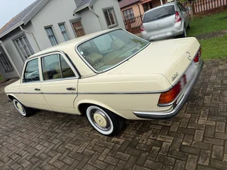1984 Mercedes-Benz W123 Sedan