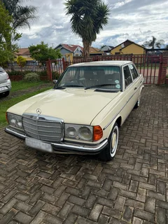 1984 Mercedes-Benz W123 Sedan