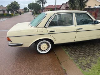 1984 Mercedes-Benz W123 Sedan
