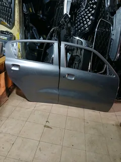 Toyota vitz door