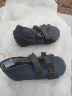 Orthopedic Air Walker shoes. Size L and M