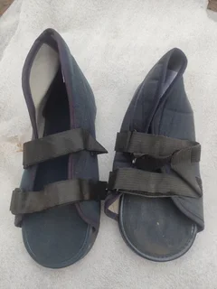 Orthopedic Air Walker shoes. Size L and M