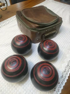 Lawn Bowls X4 Hemselite Super Grip  Size 5 with leather bag.