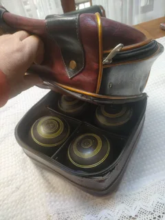 lawn bowls -x 4 . woods: Hemselite Campion with leather bag
