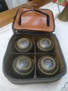 lawn bowls -x 4 . woods: Hemselite Campion with leather bag