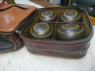 lawn bowls -x 4 . woods: Hemselite Campion with leather bag