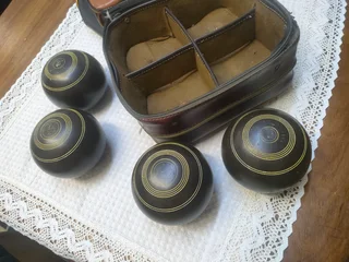 lawn bowls -x 4 . woods: Hemselite Campion with leather bag