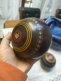 Vintage Henselite Lawn Bowls. Set of 4. Heavy weight Model. With leather bag