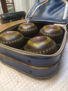 Vintage Henselite Lawn Bowls. Set of 4. Heavy weight Model. With leather bag