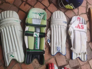 Medium adult size cricket kit with bag.