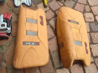 Medium adult size cricket kit with bag.