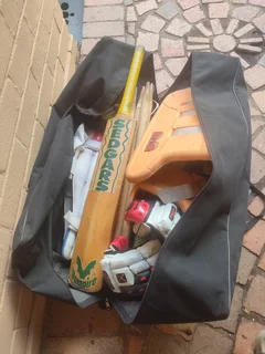 Medium adult size cricket kit with bag.