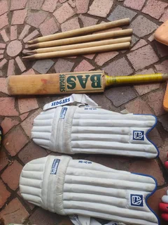 Medium adult size cricket kit with bag.