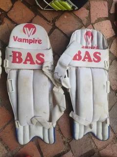 Medium adult size cricket kit with bag.