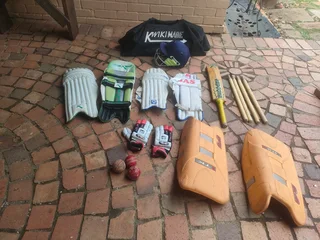Medium adult size cricket kit with bag.