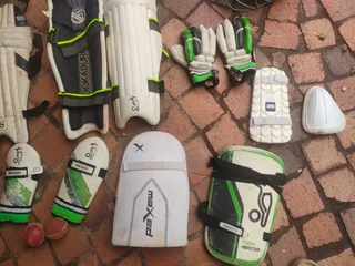 Medium size Kookaburra cricket kit with bag.