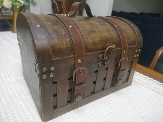 Vintage Chic solid Wooden Pirate Storage Box Case Holder Vintage Treasure Chest.