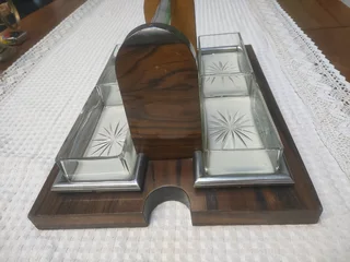 vintage 1960&#39;s wooden and glass appetizer tray features a handle and four glass.