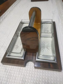 vintage 1960&#39;s wooden and glass appetizer tray features a handle and four glass.