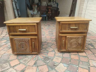 2 x heavy oak wood pedestal