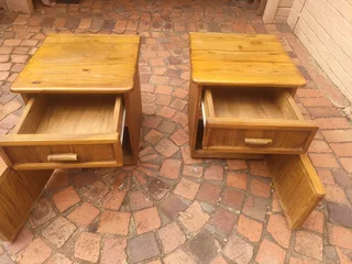 2 x heavy oak wood pedestal