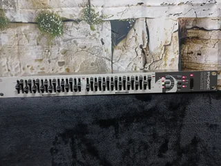15-Band Graphic Equalizer - Phonic MQ3400 Dual
